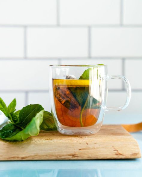 Here's how to make basil tea! This fresh herb infuses a beautifully subtle flavor into tea: add lemon for the perfect combination. Basil Tea Recipe, Storing Fresh Basil, Making Herbal Tea, Harvesting Basil, Basil Tea, Basil Pizza, Ocimum Basilicum, A Couple Cooks, Basil Vinaigrette