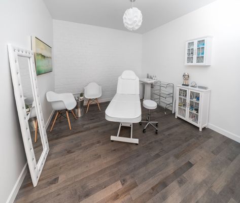 PMU artist room set up for your comfort Brow Artist Room Ideas, Pmu Studio Decor, Pmu Artist, Pmu Studio, Pmu Studio Ideas, Permanent Makeup Studio, Tattoo Studio Interior, Brow Studio, Beauty Room Salon