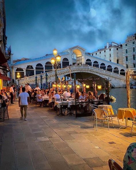 Rialto Bridge Venice, Italy Instagram, Rialto Bridge, Christmas Card Art, Honey Moon, Venice Travel, Regions Of Italy, Italy Rome, Italy Vacation