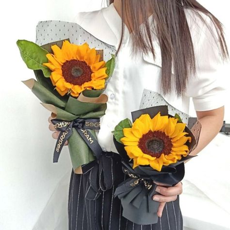 SunFlower ( Single Stalk ) Flower Hand Bouquet, Instax Photos, Mini Bouquet, Hand Bouquet, Online Ordering, Boutonniere, Ladies Day, Simple Way, Made With Love