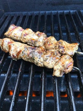 Greek Chicken Kabobs, Grilled Chicken Kabobs, Pork Skewers, Greek Lemon Chicken, Chicken Kabobs, Tzatziki Sauce, Greek Chicken, Chicken Skewers, Bbq Recipes