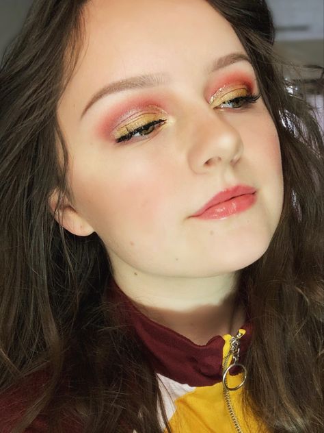 Griffendor Makeup, Red And Yellow Eyeshadow, Harry Potter Makeup Looks Gryffindor, Harry Potter Makeup, Yellow Eyeshadow, Harry Potter Gryffindor, Makeup For Teens, Light Makeup, Character Ideas