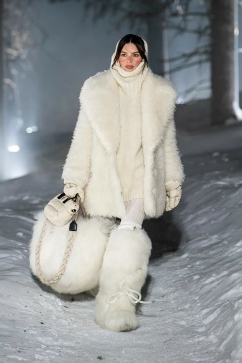 Snow Fashion, Snow Outfit, White Fur, Winter Aesthetic, Fall 2024, Mode Inspiration, The Snow, Runway Fashion, Fashion Inspo Outfits