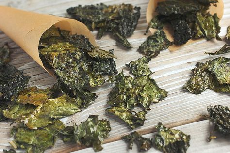 Salt and Vinegar Kale Chips Kale Chips Dehydrator, Healthy Movie Snacks, Cheese Doodle, Paleo Recipes Snacks, 21 Day Sugar Detox, Salt And Vinegar, Road Trip Snacks, Fall Recipes Healthy, Kale Recipes