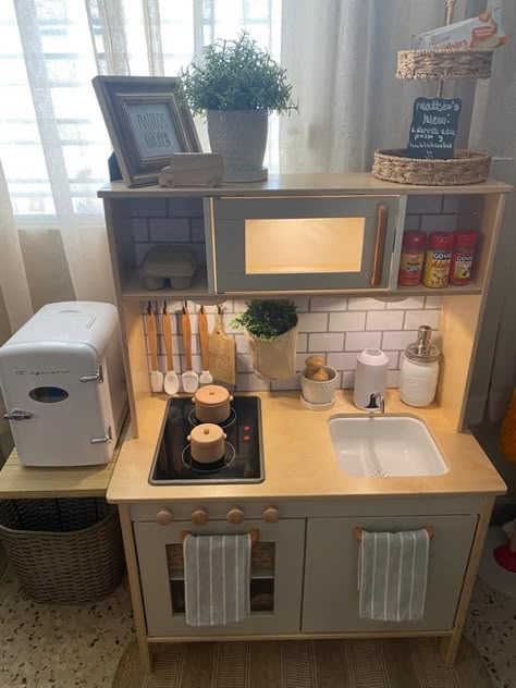 Kid Kitchen Makeover, Montesorri Kitchen, Functional Kids Kitchen, Play Kitchen Ideas, Montessori Toddler Rooms, Childrens Play Kitchen, Homeschool Room Decor, Montessori Kitchen, Diy Kids Kitchen