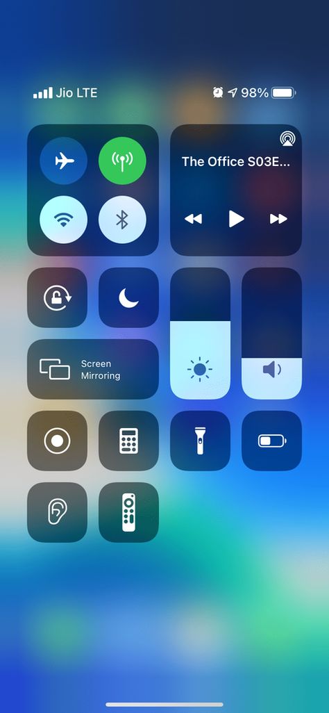 Our complete guide to Control Center on iPhone shows you how to tweak and interact with this handy feature. Backgrand Instagram, Iphone Games Apps, Iphone Tutorial, Iphone Keyboard, Battery Percentage, Battery Icon, Things To Ask Siri, Control Center, Iphone Battery