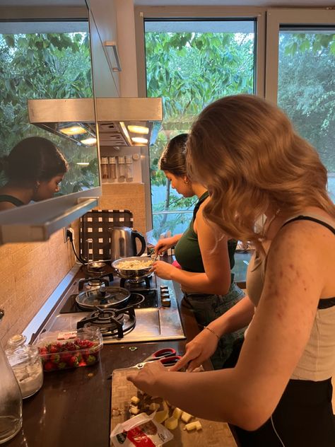 Friends Cooking Together Aesthetic, Cooking With Friends Aesthetic, Cooking Aesthetic Girl, Friends Cooking Together, Cooking Together Aesthetic, Friends Aesthetic Videos, Cook With Friends, Friend Cooking, Baking With Friends