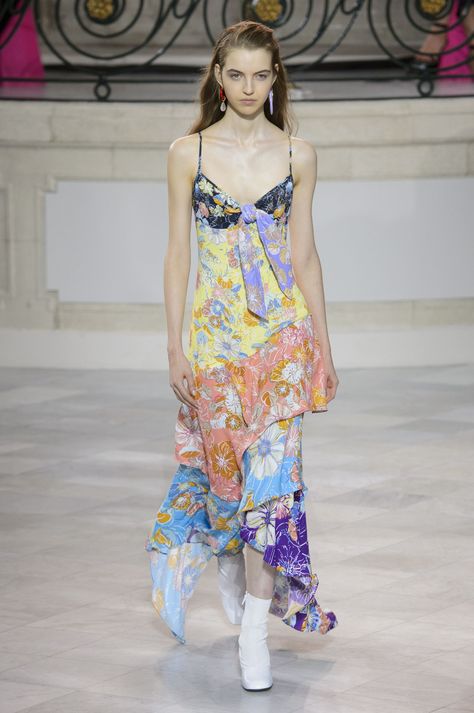 Peter Pilotto delivers perhaps its most desirable show to date- HarpersBAZAARUK Peter Pilotto, Patterns Fashion, Sport Chic, Spring Fashion Trends, Street Style Chic, Look Here, Japanese Prints, Big Fashion, Street Chic