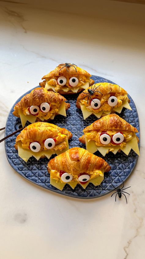 Monster Croissant: A Fun and Delicious Breakfast Treat Halloween Croissant Ideas, Halloween Kids Breakfast, Spooky Halloween Dessert Ideas, Halloween Croissants, Halloween Kid Food, Halloween Aesthetic Food, Halloween Eats Ideas, Halloween Sweet Snacks, Halloween Croissant