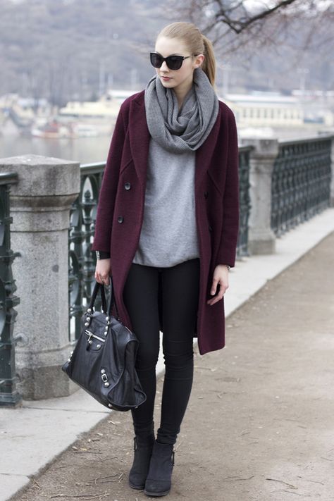 Elite Street Style Burgundy Coat Outfit, Hot Winter Outfits, Teddy Coat Outfit, Winter Coat Trends, Stylish Winter Coats, Pijamas Women, Mode Mantel, Casual Chic Outfits, Cute Coats