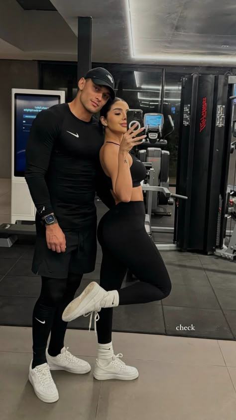 Date Night Outfits Couples, Couple Gym Outfits, Couple Working Out, Fitness Couple Aesthetic, Fit Couple Aesthetic, Gym Relationship Goals, Couple Gym Goals, Couple Gym Pics, Gym Couple Pictures