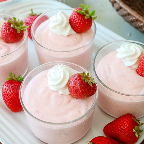 Greek Yogurt Mousse, Yogurt Mousse Recipe, Strawberry Cake Aesthetic, Cake Recipe Strawberry, Strawberry Greek Yogurt, Strawberry Cake Decorations, Yogurt Mousse, Delicious Strawberry Cake, Strawberry Cake Recipe