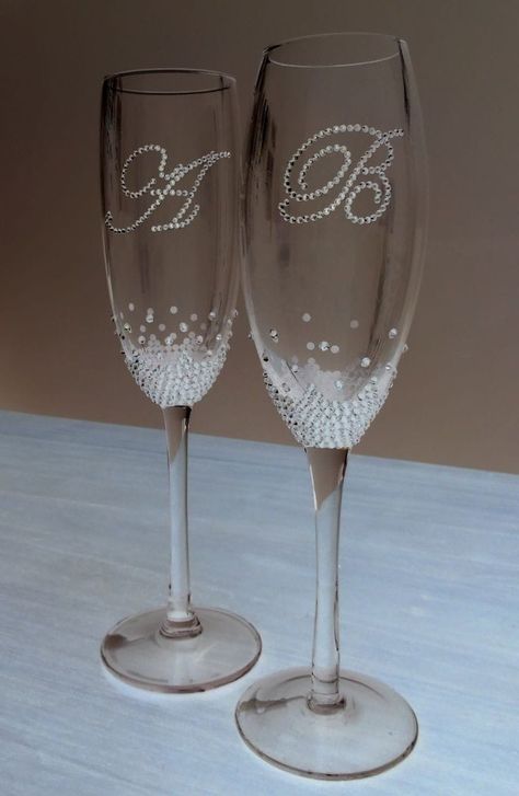 Glass decor ideas Wedding Champagne Glasses Diy, Flowers Arrangements Ideas, فن الرسم بالمسامير, Glass Decor Ideas, Wedding Doors, Wedding Wine Glasses, Wedding Champagne Glasses, Rhinestone Projects, Wedding Champagne