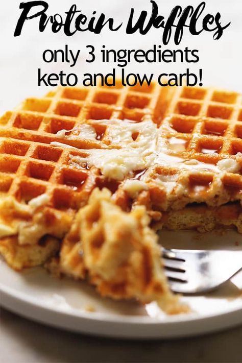 These actually crispy low carb and keto waffles are packed with protein. Use your favorite whey protein powder, eggs, water, and baking powder to make these delicious and healthy protein waffles. #protein #proteinpowder #waffles #healthyrecipes #healthyeating #breakfastrecipes Protein Recipes Breakfast, Waffles Protein, Crispy Waffles, Keto Waffles, Keto Chaffles, Keto Protein, Desayuno Keto, Protein Waffles, Protein Powder Recipes