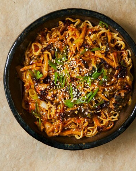 Pulled king oyster mushroom, peanut and chilli noodles Chilli Noodles, Mushroom Noodles, Vegan Noodles Recipes, Chinese Noodle Recipes, Sesame Noodles Recipe, King Oyster Mushroom, King Oyster Mushrooms, King Oyster, Vegan Bolognese