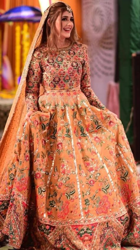 Mehandi Function Dresses For Girls, Simple Mehndi Dresses, Mehndi Dress For Bride, Mehandi Dress, Casual Bridal Dress, Bridal Mehndi Dresses, Function Dresses, Mehndi Dress, Latest Bridal Dresses