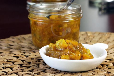 Nectarine Chutney, Peach Chutney Recipes, Lemon Chutney, Apricot Chutney, Spreads Recipes, Apple Mint, Jalapeno Peppers, Spiced Pear, Chutney Recipe