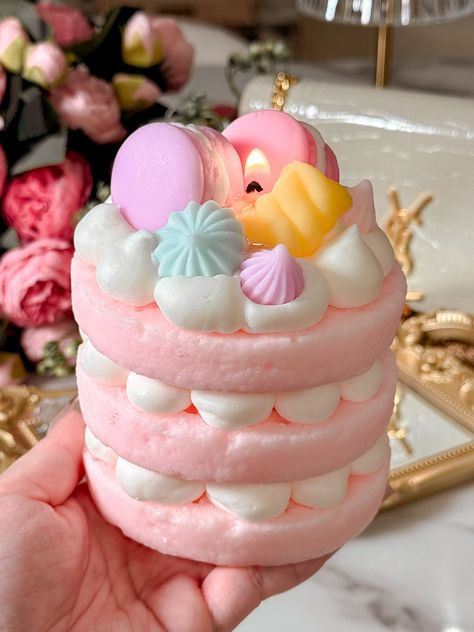 Dreamy Macarons & Cream Tart Candle held in hand with floral bouquet in background. Food Candles Ideas, Cute Wax Melts, Tart Candle, Sweet Scented Candles, Candles Cute, Jelly Candles, Cute Candle, Candle Obsession, Homemade Scented Candles