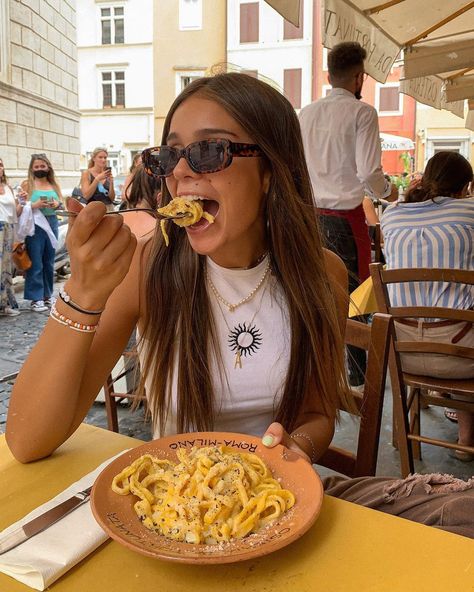 AINA SIMON (@aina.simon) posted on Instagram • Sep 15, 2021 at 8:54pm UTC Aina Simon, Rome Outfits, Eating Pasta, Spanish Fashion, People Eating, Classy Casual Outfits, Classy Casual, Insta Posts, Tory Burch Miller Sandal