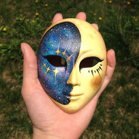 Ceramic moon mask made by Meltymoon Face Mask Painting Ideas, Painted Masks Art, Painting Masks Ideas, Art Masks Ideas Projects, Paper Mache Mask Designs, Mask Project, Ceramic Moon Face, Painted Mask Ideas, Mask Design Ideas Paint