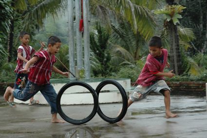 Thai games – What are some traditional Thai games? What are some traditional games you played as a child? Children Day Games, Children Day Games For Kids, Indian Games Traditional, Traditional Games Malaysia, Happy Kids Quotes, Art Display Kids, Children Sketch, Asian Games, Happy Children's Day