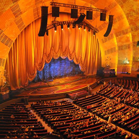 Radio City Music Hall Stage Music Hall, Small Home Theatre, Music Hall Architecture, Concert Hall Architecture Concept, Old Theater Stage, Architecture Concert Hall, Classic Movie Theaters, Theatre Hall, Industrial Studio