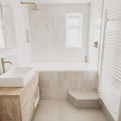 Modern Bath Shower Combo Small Spaces, Bath In Alcove Built Ins, Narrow Bathroom Bathtub, Small Bath Bathroom, Large Shower Bath Combo, Bathroom With Bathtub And Shower Layout, Modern Bath And Shower Combo, Built In Bathtub Shower Combo, Shower Above Bath