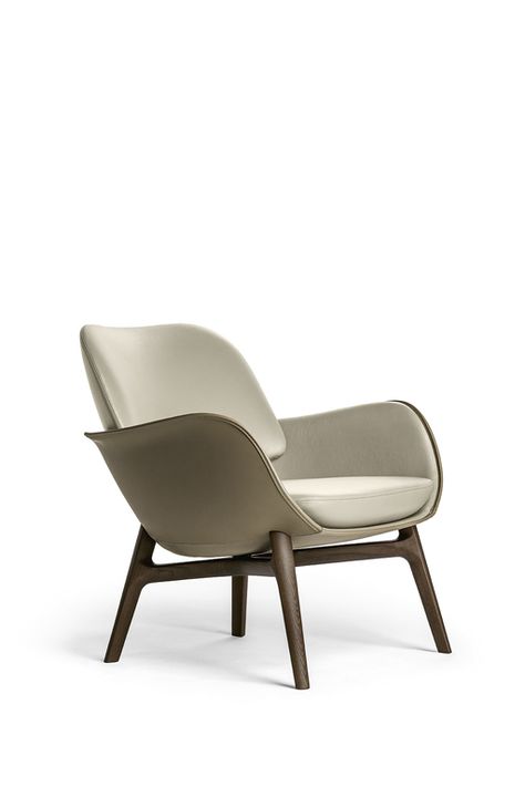 <p>A shell, almost a capsule, that houses and protects without closing itself off. The <b>Martha armchair</b>, designed by <b>Roberto Lazzeroni</b> for <b>Poltrona Frau,</b> achieves the difficult task of combining comfort and lightness. Soft forms and contrasting materials for an airy, relaxed, modern elegance. </p> Jean Marie Massaud, Auditorium Seating, Apartment Luxury, Poltrona Frau, Large Armchair, Wooden Easel, Waiting Area, Armchair Furniture, Bed Desk