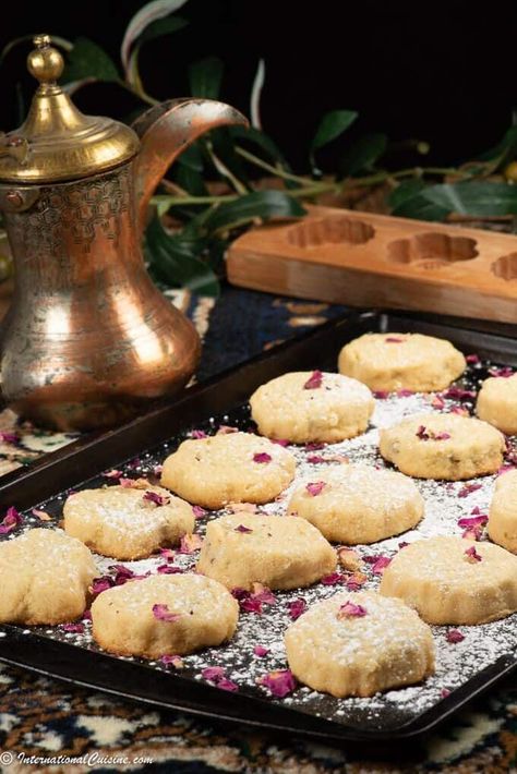 Saudi Arabia Cuisine, Saudi Arabia Food Recipes, Saudi Arabia Recipes, Arabian Cookies, Arabian Food Recipes, Saudi Arabian Food, Saudi Arabia Food, Saudi Food, Fancy Sweets