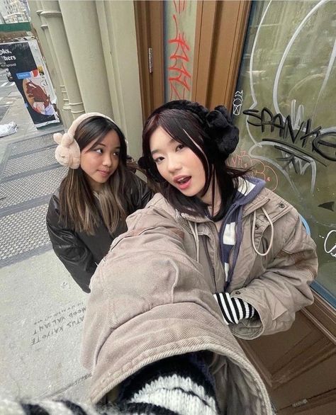 Photos Bff, 사진 촬영 포즈, Best Friends Aesthetic, Pic Pose, Foto Poses, Instagram Pose, Foto Ideas Instagram, Friend Poses, Friend Photoshoot