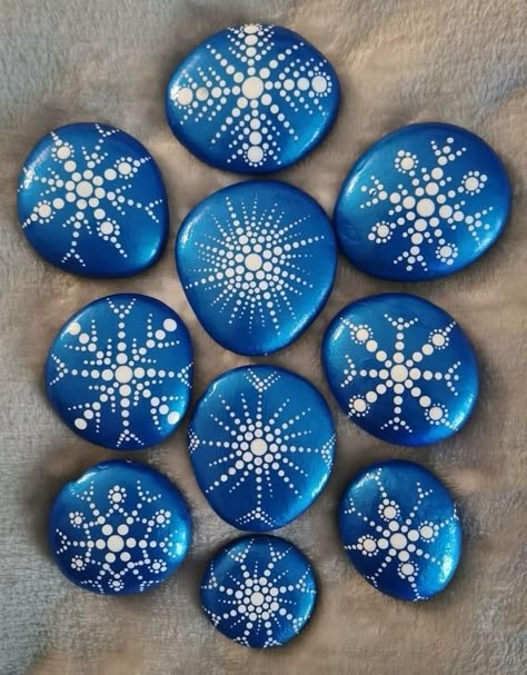 Painting Snowflakes, Rock Painting Flowers, Christmas Pebble Art, Christmas Rocks, Christmas Mandala, Garden Rock Art, Mandala Painted Rocks, Diy Rock Art, Mandala Rock Art