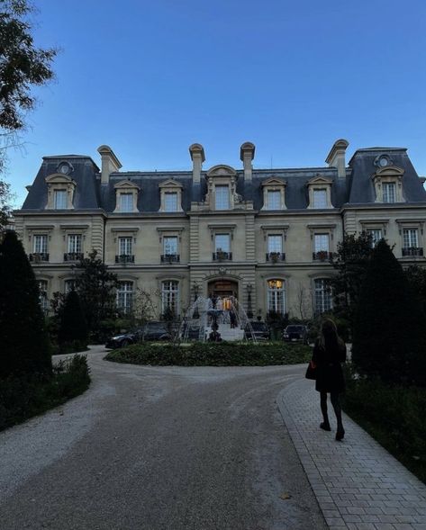 Old Money Front Yard, Old Money House Backyard, Old Money Homes Exterior, Old Money Style House, Old Rich House, France Mansion, House Old Money, French Old Money, Old Money Travel