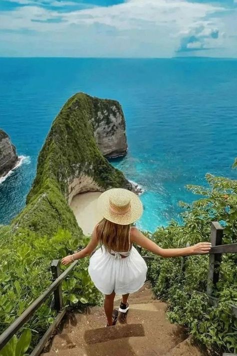 Nusa Penida has so many amazing views making it hard to pick a favorite but from them, Kelingking Beach Bali is my most favorite & Eye-catching place. Know why🌴 Singapore Outfit, Bali Travel Photography, Kelingking Beach, Bali Bucket List, Bali Baby, Bali Guide, Travel Pose, Bali Vacation, Beach Bali