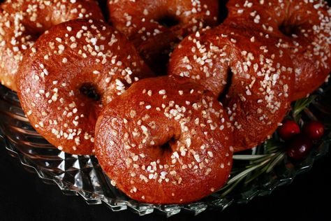 These homemade gingerbread bagels are a fabulous addition to your Christmas morning breakfast - or any seasonal brunch gathering! Sponge Toffee Recipe, Sponge Toffee, Christmas Muffins, Fruit Curd, Bagels Recipe, Homemade Gingerbread, Easy Candy, Toffee Recipe, Christmas Morning Breakfast