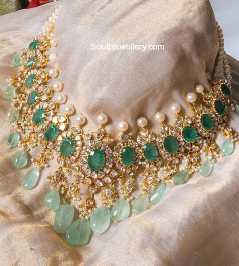 Polki emerald necklace by Akoya photo Indian Emerald Necklace, Russian Emerald Necklace, Emerald Indian Jewellery, Green Emerald Necklace Indian, Bridal Kundan Jewellery Set, Maharani Necklace, Emerald Necklace Indian, Bridal Kundan Jewellery, Kundan Polki Necklace