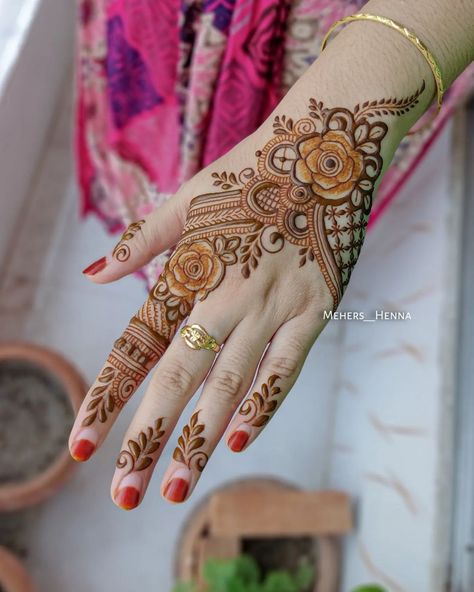 Mahandi Desgin Easy Front Hand, Mehndi Design Short, Short Mehndi Designs, Mehndi Design For Front Hand, Mehndi Design For Beginners, Aesthetic Mehndi, Back Hand Henna, Yoga Strong, Party Henna