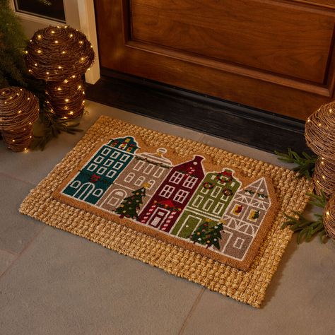 European Houses, Diy Christmas Door, Door Mat Diy, Green Garland, Christmas Doormat, Christmas Rugs, Cottage Christmas, European House, Row House