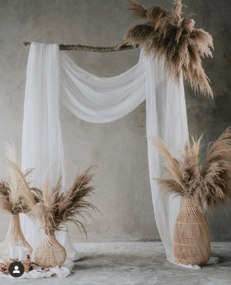 Simple Boho Birthday Decorations, Rustic Studio Photography, Feather Baby Shower Ideas, Pampas Decoration, Rustic Studio, Diy Backdrops, Ruangan Studio, Photography Studio Decor, Simple Backdrop