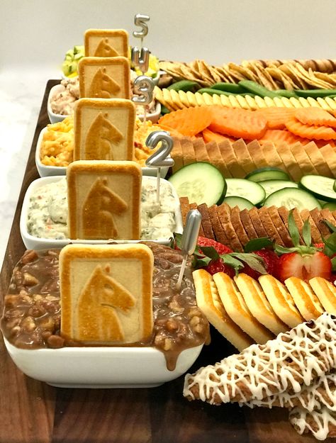 Easy Kentucky Derby Food, Preakness Party Food Ideas, Horse Charcuterie Board, Kentucky Derby Charcuterie Board, Kentucky Derby Appetizers, Dip Board, Preakness Party, Kentucky Derby Party Ideas, Derby Food