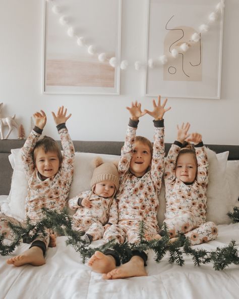 Fun Family Christmas Photos, Christmas Pajamas For Kids, Christmas Photography Family, Kids Christmas Pjs, Cute Christmas Pajamas, Photoshoot Christmas, Holiday Shoot, Pajamas For Kids, Girls Christmas Pajamas