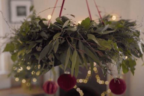 Find out how to make your own hanging ceiling wreath for your Christmas table with our step-by-step tutorial! Hanging Christmas Wreaths From Ceiling, Wreath Chandelier Christmas, Hanging Wreaths From Ceiling, Christmas Hanging Decorations Ceilings, Diy Christmas Chandelier, Ceiling Wreath, Christmas Chandelier Ideas, Chandelier Greenery, Chandelier Wreath