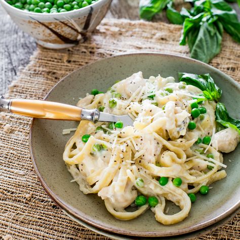 One Pot Chicken and Peas Fettuccine Alfredo - dinner in 30 minutes, it's creamy, it's rich and so cheesy. The beauty of this is that you cook it all in one pot, including the fettuccine. Easy Chicken Alfredo Pasta, Fetuchini Alfredo, Chicken And Peas, Baked Chicken Alfredo Pasta, White Chicken Lasagna, Chicken Fettuccine Alfredo, Pasta Alfredo, Chicken Tetrazzini, Jo Cooks