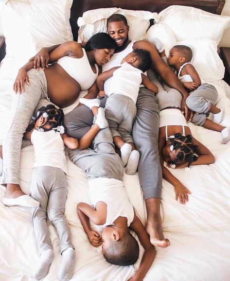 Family Maternity Pictures, African American Family, Moms Goals, Mommy Goals, Black Family, Black Fathers, Black Love Couples, Black Families, Family Fashion