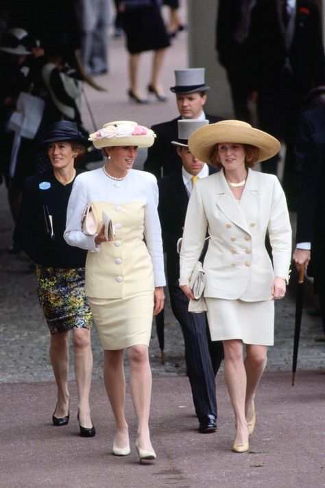 Sarah Duchess of York and Princess Diana at Royal Ascot Race Ascot Outfits, Ascot Style, Sarah Duchess Of York, Royal Ascot Races, Royal Blue Skirts, Peach Skirt, Yellow Outfits, Lady D, Red Hat Ladies