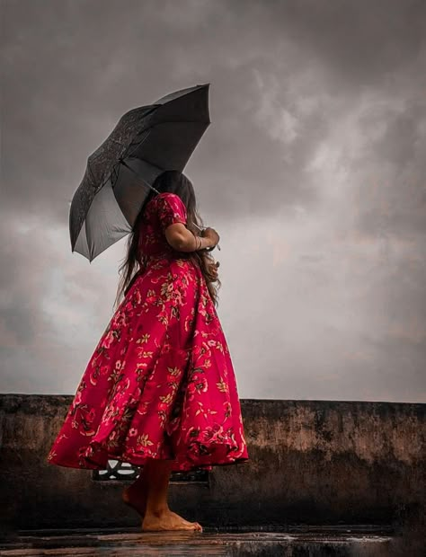 Photoshoot In Rain, Umbrella Photoshoot, Girl In Rain, Cute Photo Poses, Travel Pictures Poses, Cute Couples Photography, Creative Photography Techniques, Aesthetic Grunge Outfit, Beach Photography Poses