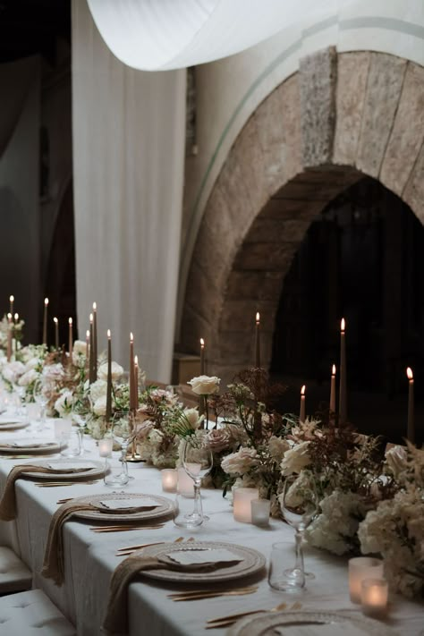 Jan and Rick at Castello Monaci - faye wilde photography Neutral Floral Tablescape, Earth Tone Wedding Ideas, Fall Chic Wedding, Simple Wedding Table Scape, Brown And White Wedding Theme, Brown Wedding Table Decor, Banquet Tablescapes, Neutral Flowers Wedding, Mocha Pantone