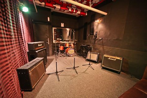 Apartment With Roommates, Band Rehearsal, Music Studio Design, Music Room Design, Rehearsal Studios, Band Room, Drum Room, Home Music Rooms, Music Studios