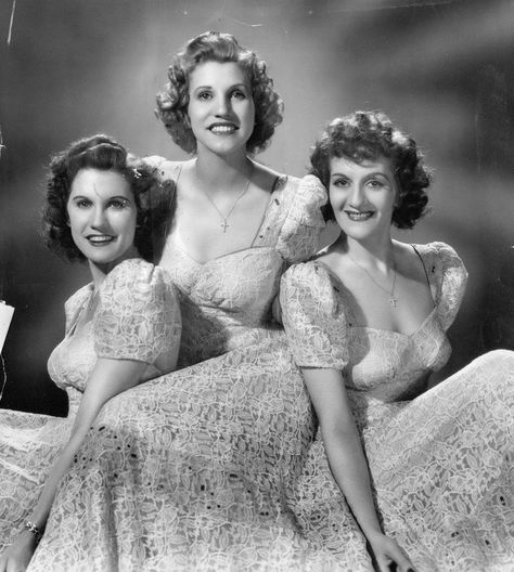 40s Glam, Andrew Sisters, 40s Women, Pinup Inspiration, The Andrews Sisters, 40's Style, Andrews Sisters, Classic Music, Old Hollywood Stars