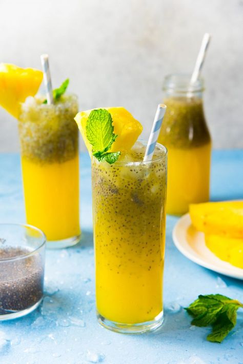 Vanilla Pineapple Chia Fresca - a fruity, refreshing, and surprisingly filling drink with the added nutritional value of chia seeds! You can use basil seeds instead if you want. Topped with crush ice and mint sprigs. Chia Seed Juice, Chia Fresca Recipe, Chia Fresca, Chia Drink, Chia Seed Drinks, Breakfast Cocktails, Chia Seed Jam, Chia Recipe, Chia Seed Recipes