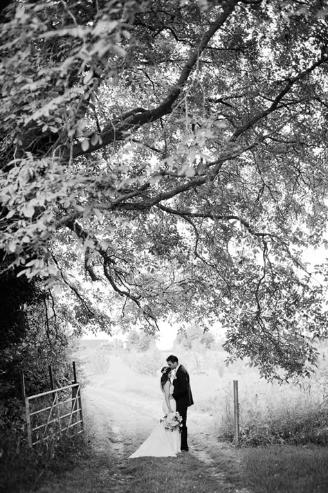 Romantic vintage UK wedding | Photo by Dominique Bader | Read more - http://www.100layercake.com/blog/?p=80738 Vintage Wedding Photography, Under A Tree, Photographs Ideas, 100 Layer Cake, Wedding Photos Poses, Wedding Engagement Photos, Wedding Photography Poses, Wedding Photo Inspiration, Wedding Shots